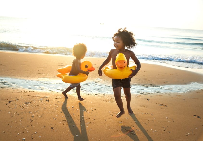 crianças na praia